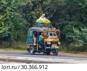 Traffic on the streets of India (2012 год). Редакционное фото, фотограф Игорь Жоров / Фотобанк Лори
