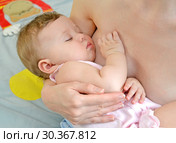 Спящий младенец на руках женщины. Стоковое фото, фотограф Ирина Борсученко / Фотобанк Лори