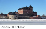 Старинная крепость города Хамеенлинна на берегу озера Ванаявеси мартовским утром. Финляндия (2019 год). Стоковое видео, видеограф Виктор Карасев / Фотобанк Лори