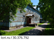 Двухэтажный двухподъездный деревянный жилой дом 1959 года постройки. Улица Ленина, 3. Городское поселение Апрелевка. Наро-Фоминский район. Московская область. Россия (2015 год). Редакционное фото, фотограф lana1501 / Фотобанк Лори