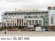 Город Тула. Здание торгового центра "Гостиный двор" зимним днём на фоне пасмурного неба (2019 год). Редакционное фото, фотограф Игорь Низов / Фотобанк Лори