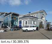 Мытищи, Вокзальная площадь. Здание вокзала и вход на мост через железнодорожные пути. (2012 год). Редакционное фото, фотограф Елена Орлова / Фотобанк Лори