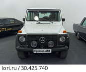 Автомобиль Mercedes-Benz 230G (W 460) 1979 года выпуска на выставке старых и редких автомобилей (2018 год). Редакционное фото, фотограф Сергей Рыбин / Фотобанк Лори