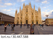 Туристы у собора Duomo di Милано сентябрьским вечером. Милан, Италия (2017 год). Редакционное фото, фотограф Виктор Карасев / Фотобанк Лори