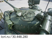 Советский основной танк Т-64 в экспозиции нового парка "Патриот" в Московской области, вид на люк наводчика (2016 год). Редакционное фото, фотограф Малышев Андрей / Фотобанк Лори