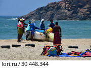 Индия. Рыбаки на берегу Индийского океана в местечке Ковалам (Kovalam) в Керале (2019 год). Редакционное фото, фотограф Овчинникова Ирина / Фотобанк Лори