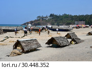 Индия. Рыбаки на берегу Индийского океана в местечке Ковалам (Kovalam) в Керале (2019 год). Редакционное фото, фотограф Овчинникова Ирина / Фотобанк Лори