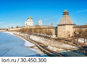 Власьевская башня Псковского Кремля Vlasyevsky Tower of the Pskov Kremlin (2019 год). Редакционное фото, фотограф Baturina Yuliya / Фотобанк Лори