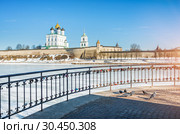 Замочки на счастье у Псковского Крома Wedding locks at the Pskov Crom (2019 год). Редакционное фото, фотограф Baturina Yuliya / Фотобанк Лори