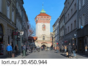 Флорианские ворота в Кракове, Польша (2016 год). Редакционное фото, фотограф Михаил Марковский / Фотобанк Лори