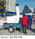 Передвижная печь на дровах, установленная на автоприцепе (2019 год). Редакционное фото, фотограф Евгений Мухортов / Фотобанк Лори