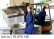Woman controlling unloading grapes at winery. Стоковое фото, фотограф Яков Филимонов / Фотобанк Лори