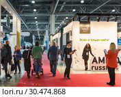 Москва, 2 апреля 2019 года. Выставочный комплекс "Крокус Экспо". Павильон № 3. Люди пришли на «Мосбилд 2019» Редакционное фото, фотограф Светлана Васильева / Фотобанк Лори