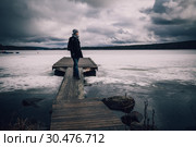 Девушка стоит на деревянном причале на фоне заснеженного озера. Норвегия. Тонирование. Стоковое фото, фотограф Сергей Цепек / Фотобанк Лори