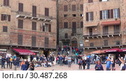 Туристы на Piazza del Campo сентябрьским днем. Сиена, Италия (2017 год). Редакционное видео, видеограф Виктор Карасев / Фотобанк Лори