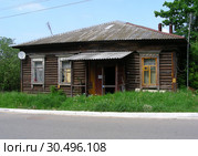 Одноэтажный деревянный жилой дом. Улица Кутузова. Город Малоярославец. Калужская область. Россия (2015 год). Редакционное фото, фотограф lana1501 / Фотобанк Лори