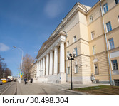 Здание Госснаба. Бывшие Покровские казармы. Москва, Покровский бульвар, дом 3 (2019 год). Редакционное фото, фотограф Владимир Чинин / Фотобанк Лори