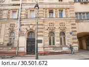 Полуразрушенный фасад старинного дома №8 по Старосадскому переулку, Москва (2019 год). Редакционное фото, фотограф Владимир Чинин / Фотобанк Лори