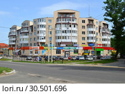 Семиэтажный монолитный жилой дом (2009 года постройки). Московская улица, 16. Город Малоярославец. Калужская область (2015 год). Редакционное фото, фотограф lana1501 / Фотобанк Лори