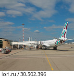 Самолет авиакомпании "Air Italy" у телетрапа в аэропорту. Милан, Италия (2018 год). Редакционное фото, фотограф Вадим Хомяков / Фотобанк Лори