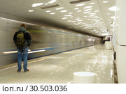 МОСКВА, РОССИЯ- 7 апреля 2019. Московское метро. Станция Солнцево. Мужчина стоит на платформе. Размытое движение поезда. Редакционное фото, фотограф ирина реброва / Фотобанк Лори