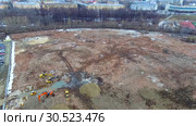 Панорама пустыря на месте разрушенного Онежского тракторного завода в центре Петрозаводска, вид с воздуха (2019 год). Стоковое видео, видеограф Sergei Gorin / Фотобанк Лори
