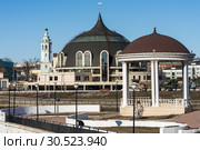Город Тула. Ротонда на фоне музея Оружия весенним днём на фоне синего неба. Крупный план (2019 год). Редакционное фото, фотограф Игорь Низов / Фотобанк Лори