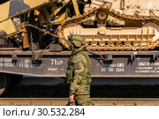 Soldier guarding themobile exhibition of trophies of the Russian army during the Syrian campaign (2019 год). Редакционное фото, фотограф Евгений Харитонов / Фотобанк Лори