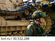 Soldier guarding themobile exhibition of trophies of the Russian army during the Syrian campaign (2019 год). Редакционное фото, фотограф Евгений Харитонов / Фотобанк Лори