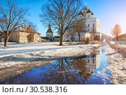 Псков. Троицкий собор и его отражение. Trinity Cathedral of the Pskov Kremlin and its reflection (2019 год). Редакционное фото, фотограф Baturina Yuliya / Фотобанк Лори