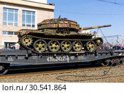 Captured tank of terrorists with artisanal reactive armor on a railway flatcar (2019 год). Редакционное фото, фотограф Евгений Харитонов / Фотобанк Лори