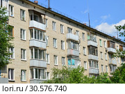 Пятиэтажный четырехподъездный жилой дом (типовая серия I-511, 1970 года постройки). Клубная улица, 26. Поселок Селятино. Наро-Фоминский район. Московская область (2015 год). Редакционное фото, фотограф lana1501 / Фотобанк Лори