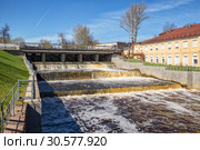 Плотина на реке Ижора на территории Ижорских заводов, Колпино, Санкт-Петербург (2018 год). Стоковое фото, фотограф Юлия Бабкина / Фотобанк Лори