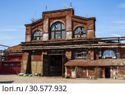 Старое промышленное здание из красного кирпича. Ижорский завод, Колпино (2018 год). Стоковое фото, фотограф Юлия Бабкина / Фотобанк Лори