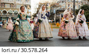 Falleres parading during Falles celebration (2019 год). Редакционное фото, фотограф Яков Филимонов / Фотобанк Лори