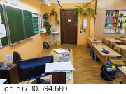Классная доска, учительский стол и ученические парты в пустом классе перед первым уроком. (2019 год). Редакционное фото, фотограф Кекяляйнен Андрей / Фотобанк Лори