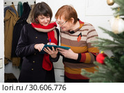 Mature woman answering questions of female interviewer at home. Стоковое фото, фотограф Яков Филимонов / Фотобанк Лори