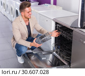 Mam selecting dishwasher. Стоковое фото, фотограф Яков Филимонов / Фотобанк Лори
