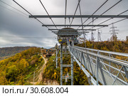 Подвесной пешеходный мост "Скайбридж" (SkyBridge) через Ахштырское ущелье в "Скайпарк" (Skypark), Сочи (2018 год). Редакционное фото, фотограф Ольга Сейфутдинова / Фотобанк Лори