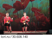 Музыканты играют на балалайках (2019 год). Редакционное фото, фотограф Дмитрий Неумоин / Фотобанк Лори