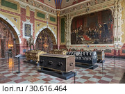 Роскилле, Дания. Интерьер капеллы Кристиана IV в соборе Роскилле с саркофагами короля и членов его семьи (2015 год). Редакционное фото, фотограф Михаил Марковский / Фотобанк Лори