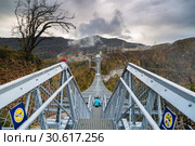 Подвесной пешеходный мост "Скайбридж" (SkyBridge) через Ахштырское ущелье в "Скайпарк" (Skypark), Сочи (2018 год). Редакционное фото, фотограф Ольга Сейфутдинова / Фотобанк Лори