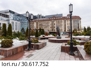 Город Тула. Здание гостиницы "Армения" зимним днём на фоне серого неба и его отражение в луже (2019 год). Редакционное фото, фотограф Игорь Низов / Фотобанк Лори