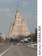 Москва, Конюшковская улица с видом на сталинскую высотку на Кудринской площади (2019 год). Редакционное фото, фотограф Дмитрий Неумоин / Фотобанк Лори