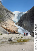 Ледник Бриксдаль (Briksdal) и туристы. Олден, Норвегия (2012 год). Редакционное фото, фотограф Вадим Хомяков / Фотобанк Лори