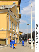 Doctors of Emergency medical services (EMS) near Golol House at Nikitsky Boulevard 7A. Moscow (2019 год). Редакционное фото, фотограф Валерия Попова / Фотобанк Лори