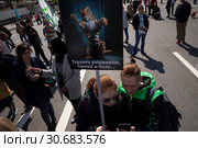 Участник Марша в защиту животных в городе Москве держит плакат с требованием запретить использование животных в цирковых номерах, Россия, 1 мая 2019. Редакционное фото, фотограф Николай Винокуров / Фотобанк Лори