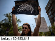 Мучжииа держит плакат с надписью "Мир спасет любовь" на первомайской Монстрации в городе Москве, Россия (2019 год). Редакционное фото, фотограф Николай Винокуров / Фотобанк Лори