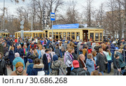Московский парад трамваев 2019 г. Публика около трамвая «БФ» (бесфонарный) 1927 года выпуска с прицепным трамвайный вагон серии «Н» Редакционное фото, фотограф Александр Замараев / Фотобанк Лори