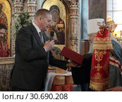 Генеральный директор ЗАО «Щелковохлеб» И. В. Ларин дарит пасхальное яйцо митрополиту Ювеналию (2019 год). Редакционное фото, фотограф Дмитрий Неумоин / Фотобанк Лори